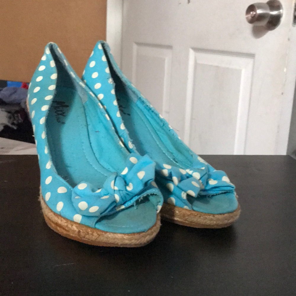 I’m selling a baby blue  pair of Mixx Shuz